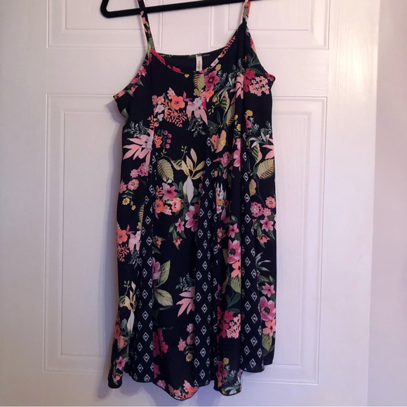 DRESS SPAGHETTI STRAP SUMMER FLORAL DRESS - Picture 8 of 17